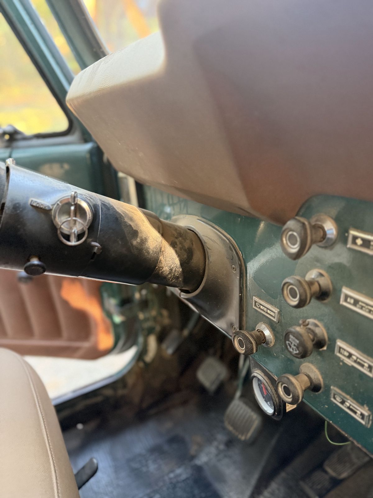 Classic Jeep, steering column and gauges, before detailing